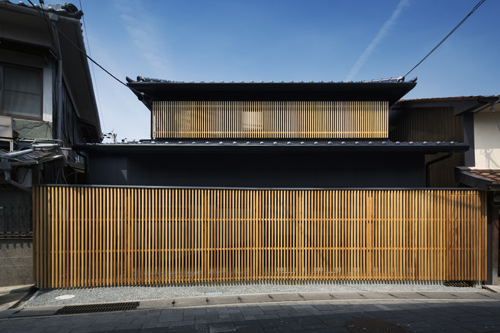 格子ルーバーと本瓦の外観の兵庫県たつの室津の和風住宅設計
