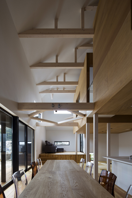 梁現しの天井が高い吹抜けは兵庫県たつの市神戸の和風住宅設計