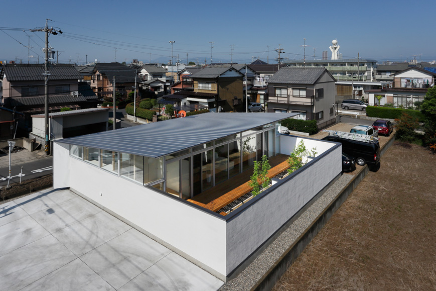 平屋住宅の大屋根とシンプルなガラスファサードの岐阜の外観