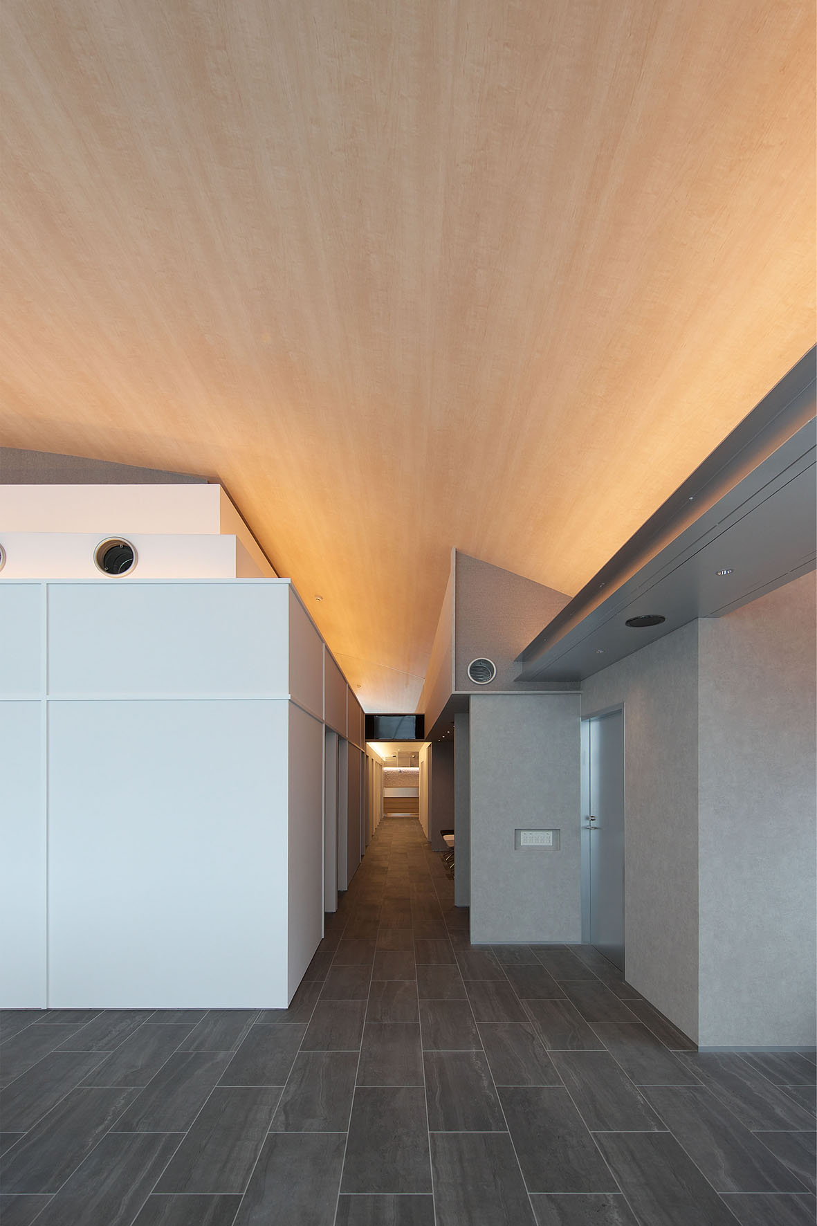 平岡建築デザインのクリニック待合室の内装設計