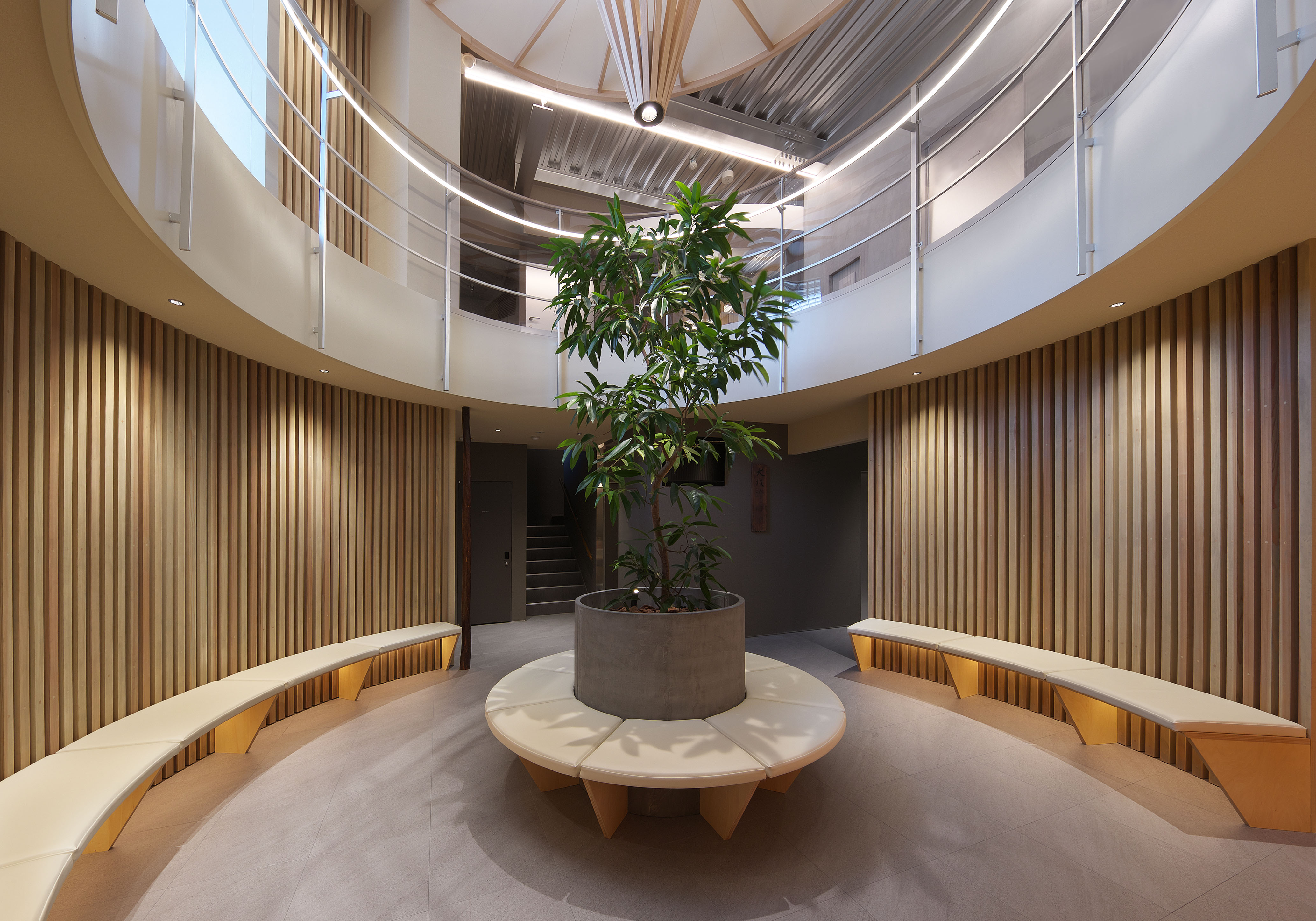 平岡建築デザインが設計した糖尿病内科と整形外科のなクリニックの待合室内装